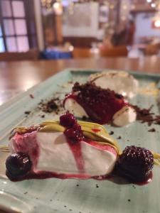 ein Teller mit einem Dessert mit Beeren darauf in der Unterkunft Villa Giordani affittacamere Boscoreale in Piandelagotti