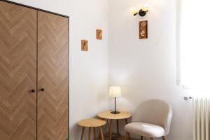 Habitación con armario, 2 sillas y mesa. en La casa dei Nonni, en Bolonia