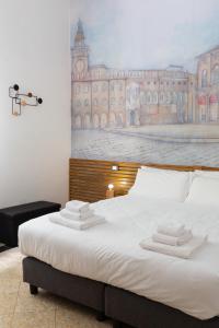 Un dormitorio con una cama con un cuadro en la pared. en La casa dei Nonni, en Bolonia 43 fotos más