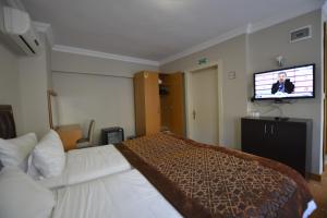 une chambre d'hôtel avec un lit et une télévision à écran plat dans l'établissement Palace Point Hotel, à Istanbul