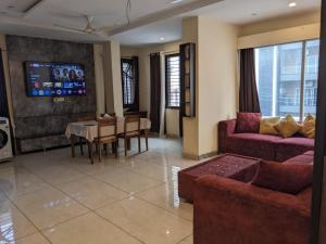 un salon avec un canapé et une salle à manger dans l'établissement Mrityunjay Yogpeeth, à Jāmb