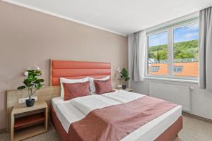 Postel nebo postele na pokoji v ubytování Hotel Schild