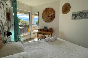 une chambre avec un lit, un bureau et une fenêtre dans l'établissement Le Port Camargue - 2 bedrooms air conditioning terrace and swimming pool!, au Grau-du-Roi 12 autres photos