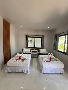 En eller flere senge i et værelse på J&B House