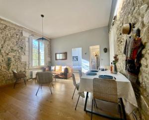 salon ze stołem i krzesłami w obiekcie Le Coeur de Ville - Charmant pour 2 personnes ! w Montpellier