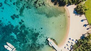 una vista sul mare di una spiaggia con barche in acqua di 40mt dal Mare&Piscina- Casa Relax Vista Mare a Proiettore