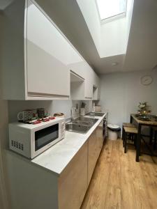 Kuchyň nebo kuchyňský kout v ubytování Homes from home by Tulloch Properties