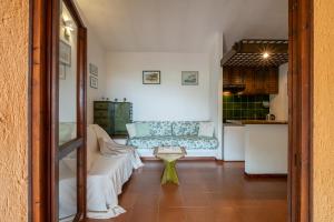 un soggiorno con un divano e un tavolo di 40mt dal Mare&Piscina- Casa Relax Vista Mare a Proiettore Altre 15 foto