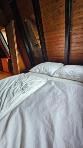 ブランケンハイムにあるChalet in Freilingen Blankenheim mit Seenähe mitten in der Naturのギャラリーの写真