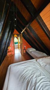 Ένα ή περισσότερα κρεβάτια σε δωμάτιο στο Chalet in Freilingen Blankenheim mit Seenähe mitten in der Natur