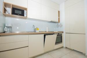 Kuchyňa alebo kuchynka v ubytovaní Apartmani Cimerman