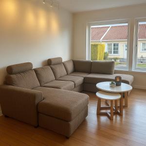 ein Wohnzimmer mit Sofa und Tisch in der Unterkunft Fjords & glaciers - Stryn in Stryn