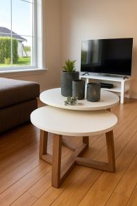 ein weißer Couchtisch in einem Wohnzimmer mit einem Fernseher in der Unterkunft Fjords & glaciers - Stryn in Stryn + 66 Fotos