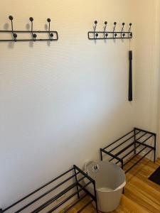 ein Raum mit einer weißen Wand und einer Badewanne auf dem Boden in der Unterkunft Fjords & glaciers - Stryn in Stryn