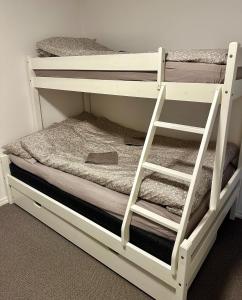 ein weißes Etagenbett mit einer Leiter drauf in der Unterkunft Fjords & glaciers - Stryn in Stryn