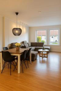 ein Wohnzimmer mit Sofa und Tisch in der Unterkunft Fjords & glaciers - Stryn in Stryn