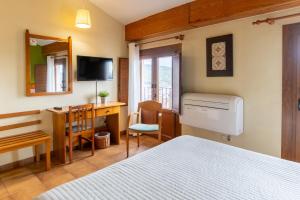 TV a/nebo společenská místnost v ubytování Hotel Rey Don Jaime + 13 fotografií
