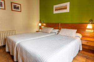 Postel nebo postele na pokoji v ubytování Hotel Rey Don Jaime