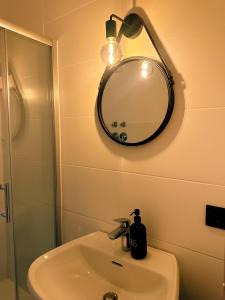 a bathroom with a sink and a mirror on the wall at Coole Wohnung + Gratis Parkplatz in Schwäbisch Hall
