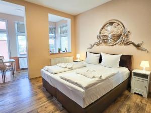 a bedroom with a large bed with a headboard at Villa Utpatel Whg 01 in Ahlbeck