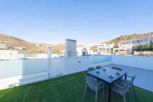 eine Terrasse mit einem Tisch und Stühlen auf dem Dach in der Unterkunft Dúplex La Casilla in San José