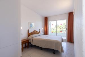 a bedroom with a bed and a window at Rentalmar Royal in Salou