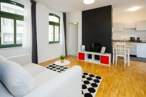 un soggiorno con un divano bianco e una cucina di FullHouse - Halle - R6 Apartments - SmartTV - Nespresso a Halle an der Saale