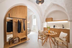 a kitchen and dining room with an archway and a table at Borgo delle Dimore in Maglie