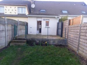 a fence in front of a white house at le cantalou in Rinxent