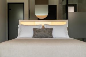 Llit o llits en una habitació de Nimfi Suites