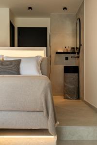 Llit o llits en una habitació de Nimfi Suites