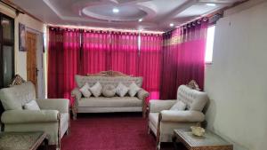 Predel za sedenje v nastanitvi Black Stone Suites Skardu