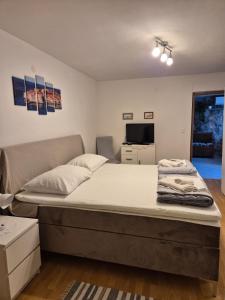 een slaapkamer met een groot bed en een televisie bij Apartment Mihael in Dubrovnik +12 foto's