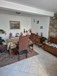 een eetkamer met een tafel en stoelen bij Apartment Mihael in Dubrovnik