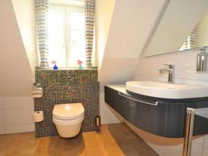 a bathroom with a toilet and a sink at Dat Lilli und Anni Huus in Böhl
