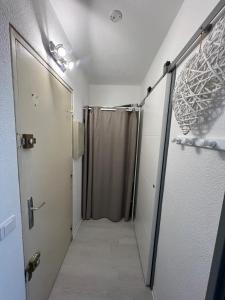 a bathroom with a shower and a walk in closet at évasion méditerranéenne - vue mer - plage in Le Barcarès