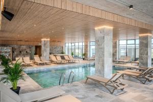 Piscina de la sau aproape de Beatrice Apartment in Odyssey Pool & Spa-parking