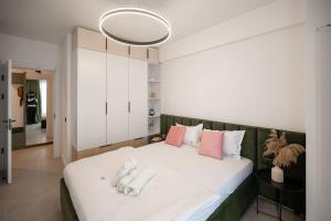 Un pat sau paturi într-o cameră la Beatrice Apartment in Odyssey Pool & Spa-parking +37 fotografii