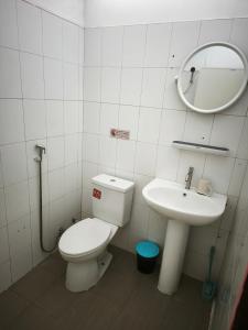 une salle de bain avec toilettes et lavabo dans l'établissement The Secret Garden Homestay Koh Yao Yai, à Ban Lo Pla Lai (1) 37 autres photos