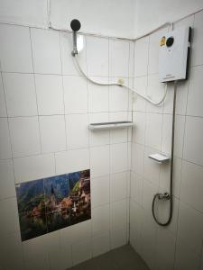 La salle de bains est pourvue d'une douche avec une photo murale. dans l'établissement The Secret Garden Homestay Koh Yao Yai, à Ban Lo Pla Lai (1)