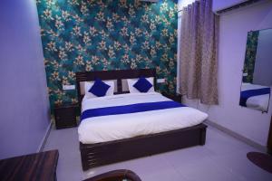Una cama o camas en una habitación de Hotel O KS Premium 30 fotos más