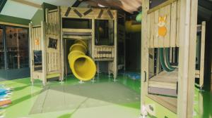 una sala de juegos con un tobogán y un parque infantil en Vakantiepark de Witte Berg, en Ootmarsum
