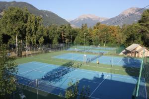 ギレストルにあるLa Rochetteの山を背景にしたテニスコート2面