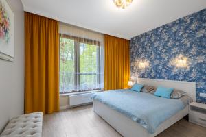 sypialnia z łóżkiem i oknem w obiekcie Luxury Apartment Bursztynowa w Gdańsku