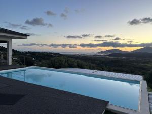 une piscine au sommet d'une maison dans l'établissement Magnifique villa VUE MER, piscine, 190 m2 , 4 chb, 3 sdb, clim, à Bastelicaccia