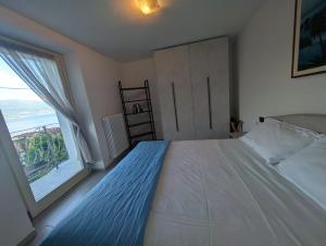 Postel nebo postele na pokoji v ubytování appartamenti i fiori del lago