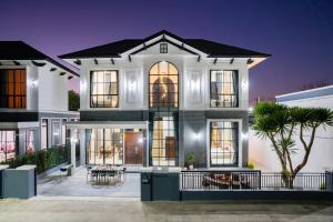 un rendu d'une maison la nuit dans l'établissement Mavia fun poolvilla pattaya, à Nong Prue