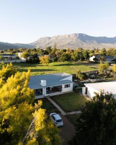 Stillewe Guest Cottages في Prince Alfreds Hamlet: اطلالة جوية على منزل فيه سيارة فان متوقفة امامه