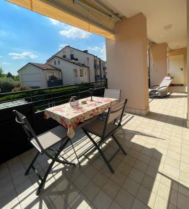 a table and chairs on a balcony with a view at Oasi di Luce a 10 min dalle Colline del Prosecco in Conegliano