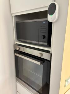 O bucătărie sau chicinetă la Loft Moderno Monte Senario- Colosseo in 15 Min in Metro